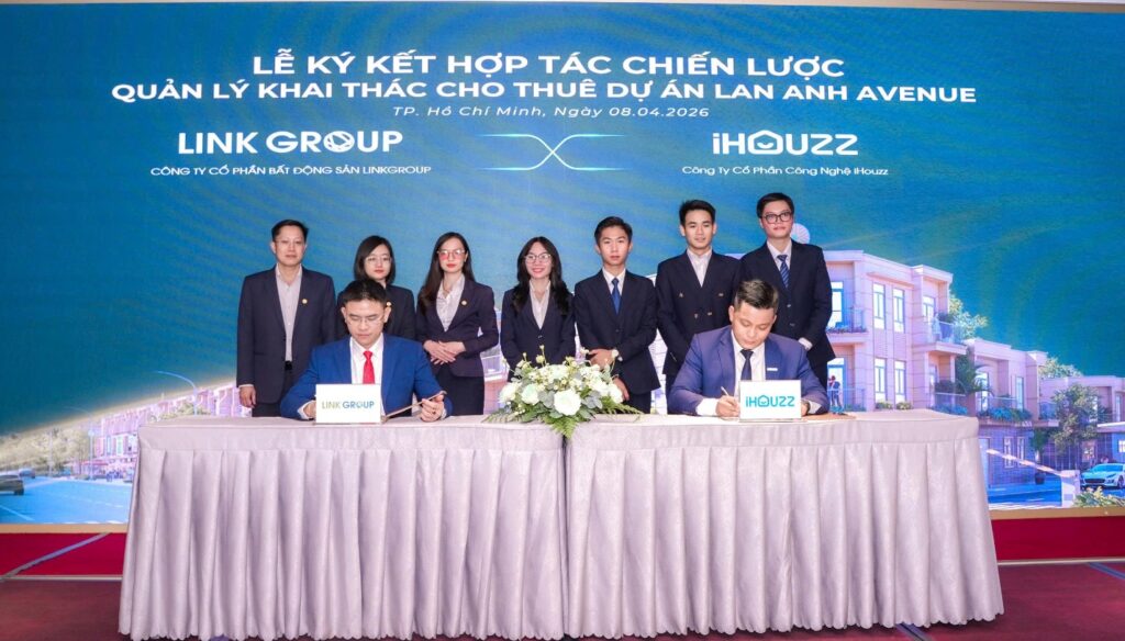 Ông Trần Viết Huy – Giám đốc Khối Đầu tư LinkGroup và ông Lê Anh Tân - Giám đốc Khối Kinh doanh Tiếp thị iHouzz đại diện hai bên ký kết hợp tác