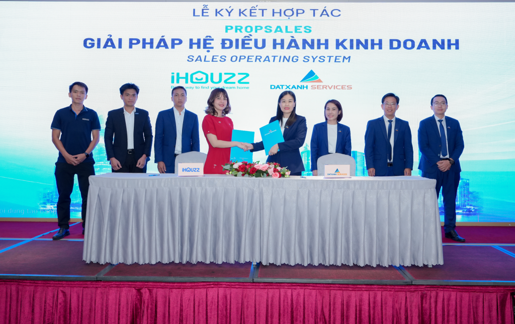 Đại diện iHouzz và Dat Xanh Services thực hiện nghi thức ký kết hợp tác triển khai PropSales – giải pháp hệ điều hành kinh doanh bất động sản toàn diện.