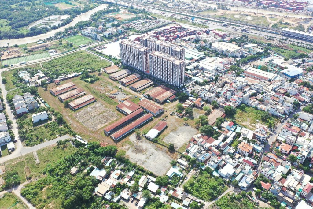 Nhiều nhà xưởng nằm trong khu dân cư đang phải di dời theo quy hoạch đô thị và yêu cầu môi trường.