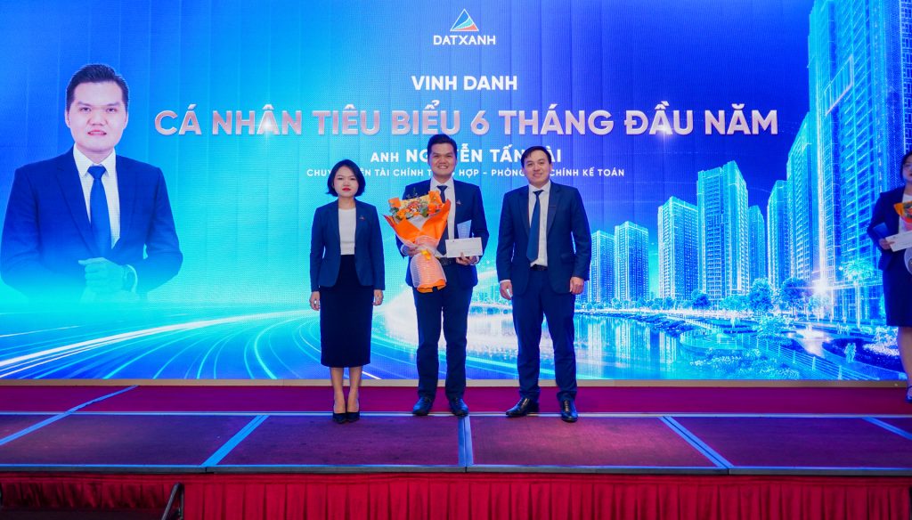 Anh Nguyễn Tấn Tài – Phòng Kế toán Tài chính nhận danh hiệu Cá nhân tiêu biểu 6 tháng đầu năm