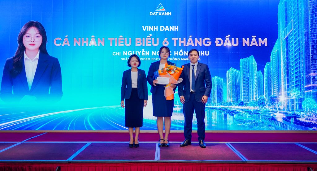 Chị Nguyễn Ngọc Hồng Nhu – Phòng Marketing nhận danh hiệu Cá nhân tiêu biểu 6 tháng đầu năm