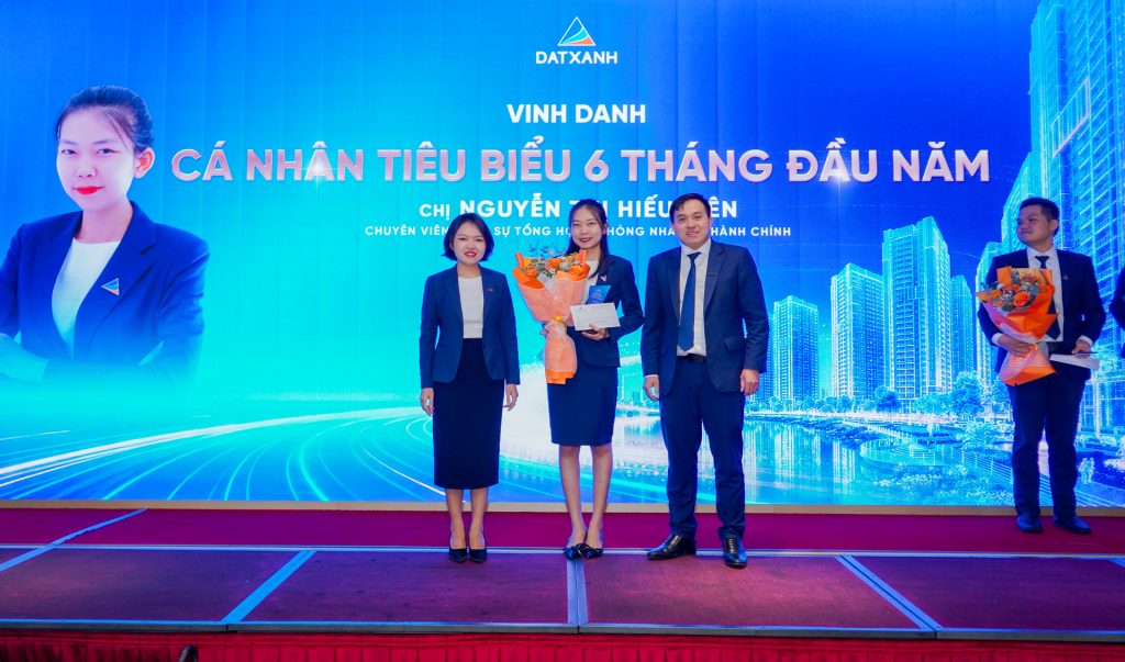 Chị Nguyễn Thị Hiếu Kiên – Phòng Nhân sự Hành chính nhận danh hiệu Cá nhân tiêu biểu 6 tháng đầu năm