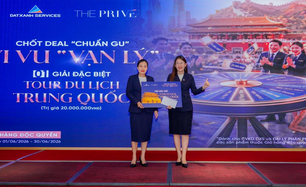 Chị Trịnh Hoài Trân – Đại diện Phát triển Đại lý nhận giải thưởng Chốt Deal “chuẩn gu” - Vi vu “Vạn Lý”