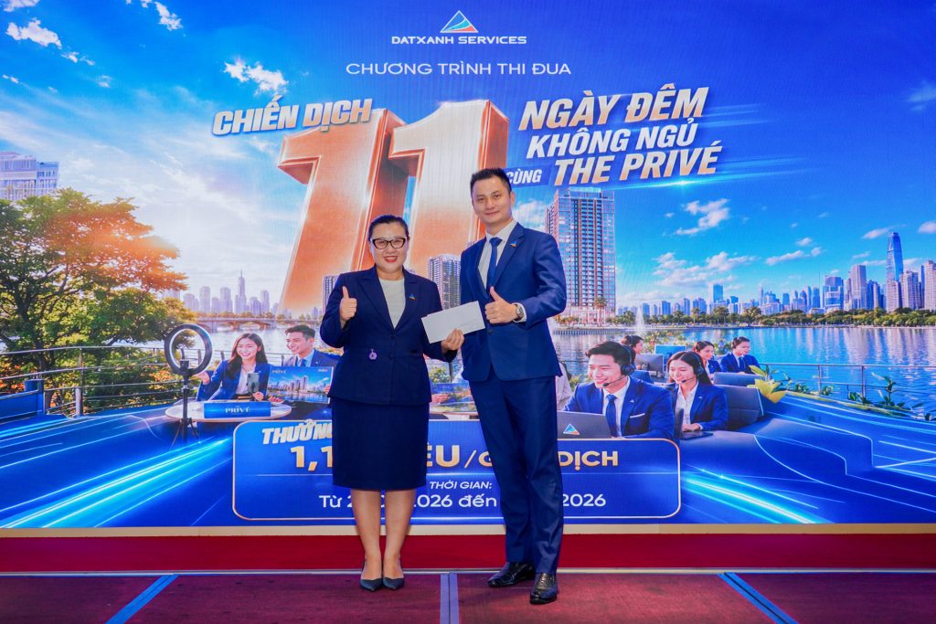 Chị Võ Diệp Thanh – TPBH Sàn 4 nhận giải thưởng trong chương trình "11 Ngày Đêm Không Ngủ Cùng The Privé"