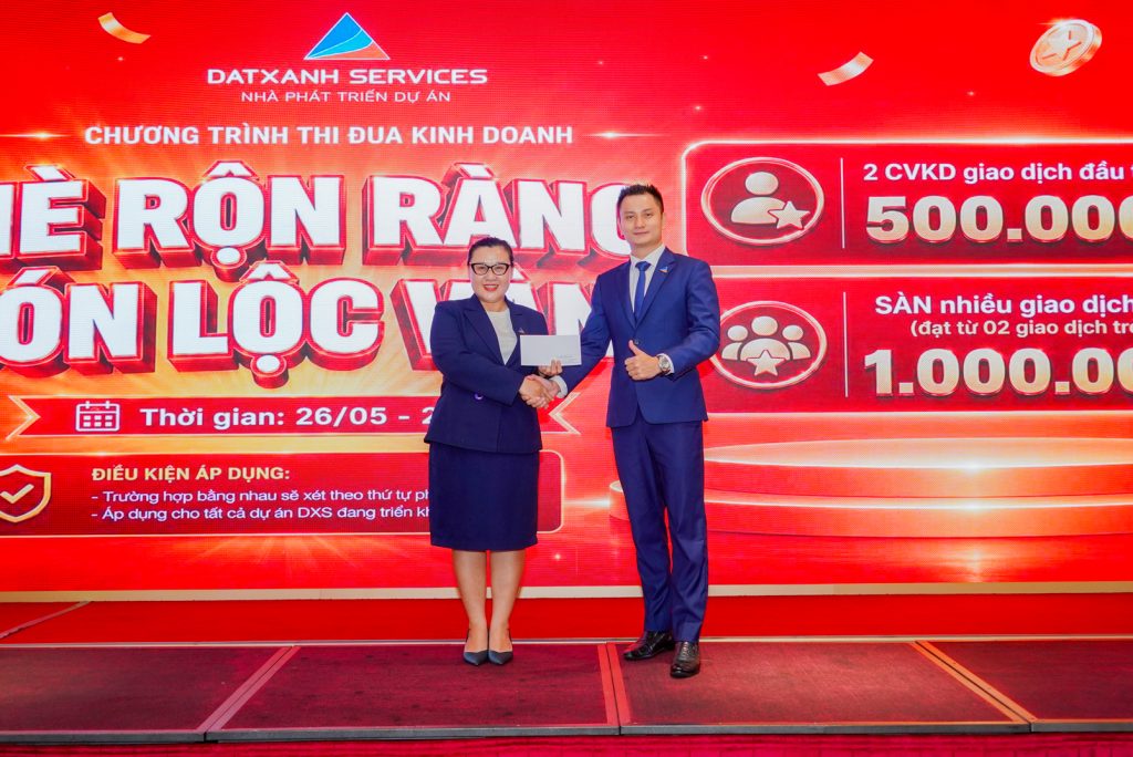 Chị Võ Diệp Thanh – TPBH Sàn 4 nhận giải thưởng trong chương trình “Hè rộn ràng – Đón lộc vàng”